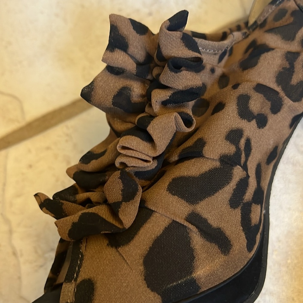Open Toe Leopard Print Heels - Picture 3 of 10
